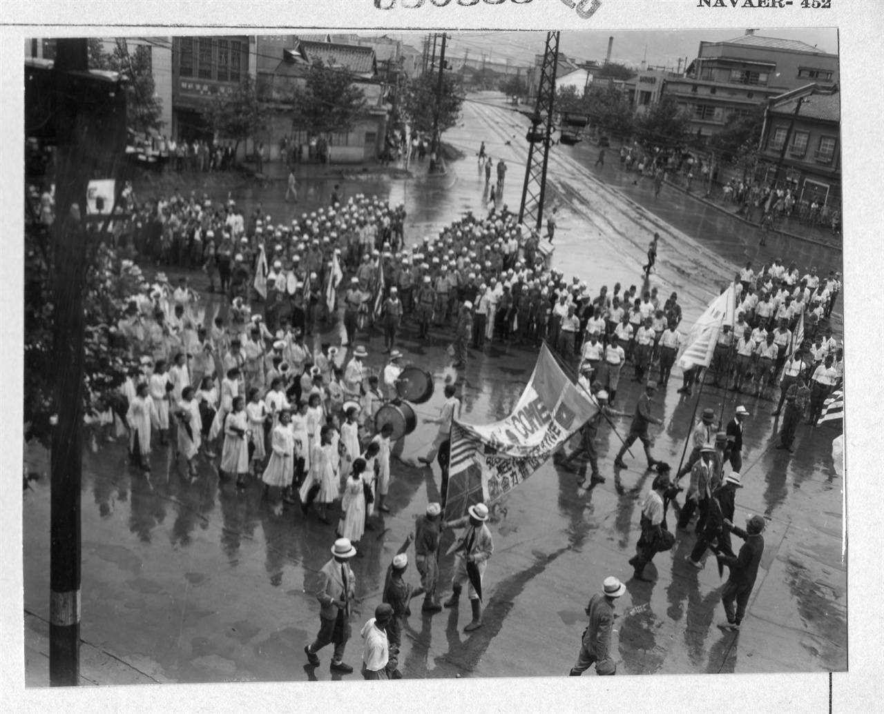 1945. 9. 21. 부산. 미 해군 상륙을 환영하는 부산시민 대회.