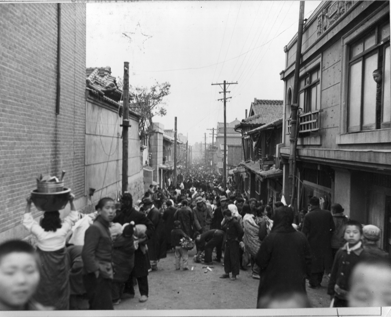  1951. 1. 8. 부산. 임시 수도 항도부산에 100여 만의 피란민들이 몰려들어 북새통을 이루고 있다. 임시로 형성된 암시장에는 없는 게 없었다.