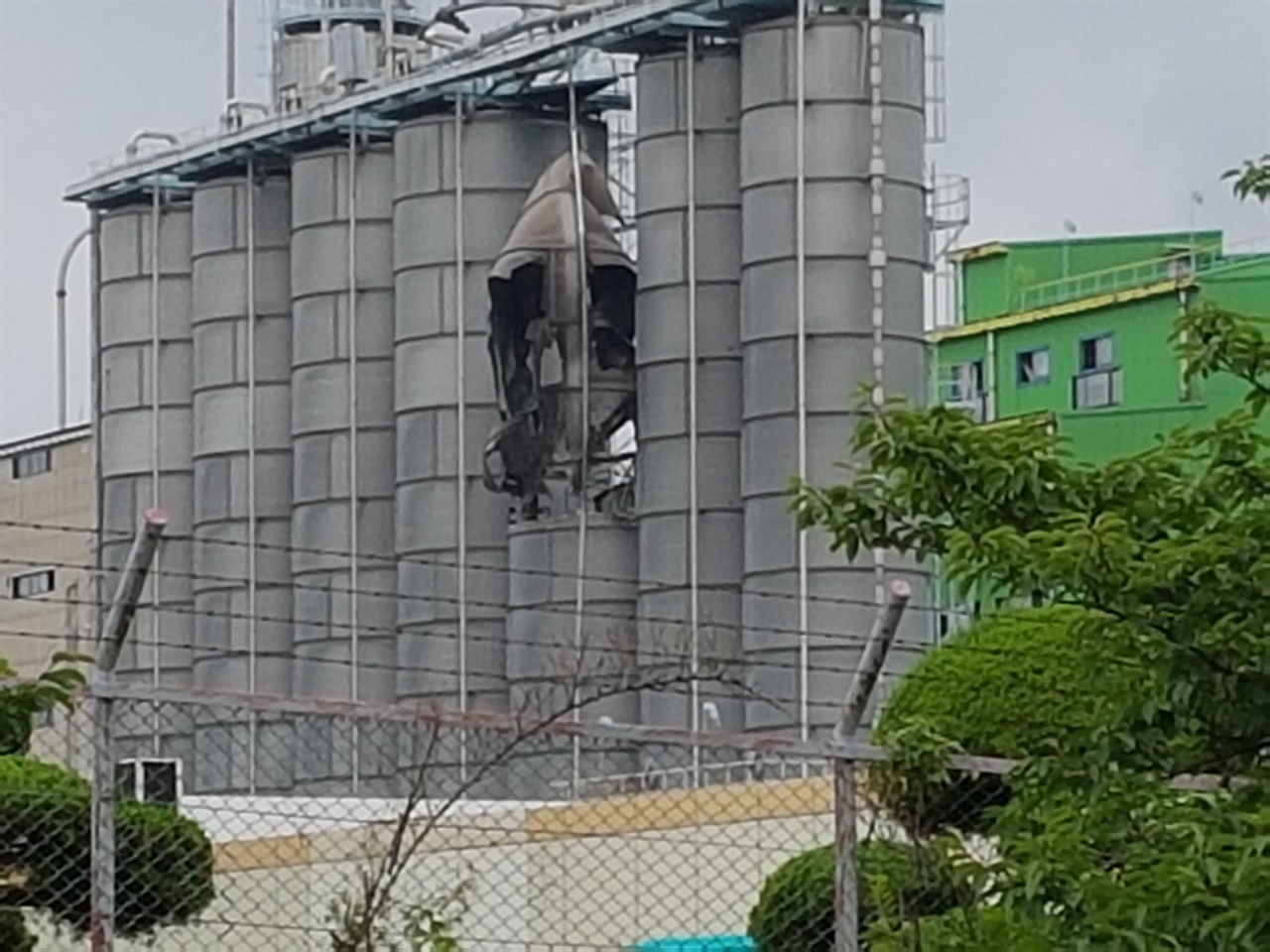 여수산단내 폭발사고가 발생한 롯데케미칼 3PP공장 사고 싸이로 모습