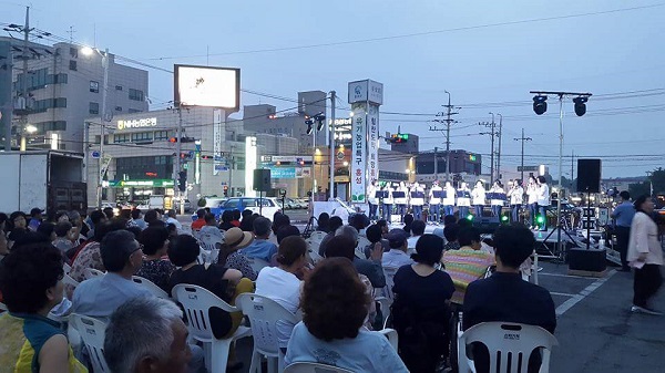 의식행사 없는 지역 문화공연 홍성문화연대에서 주관한 '홍주골 마당예술제'. 의식행사 등 형식이나 절차에 얽매이지 않은 채 지역 문화예술팀과 군민들이 하나로 어우러진 축제였다는 평가다.