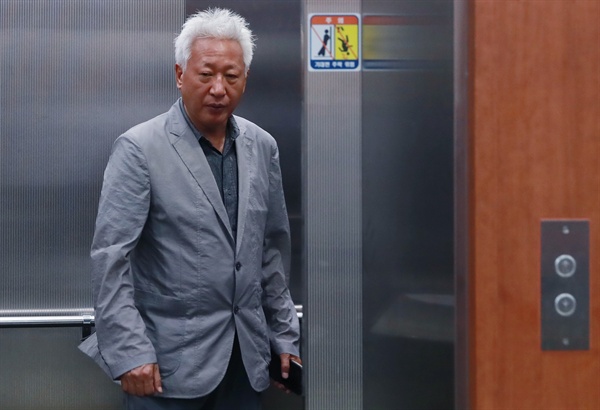 자유한국당 혁신위원장에 임명된 류석춘 연세대 교수가 10일 오후 서울 여의도 자유한국당 당사를 떠나며 엘리베이터에 오르고 있다. 
