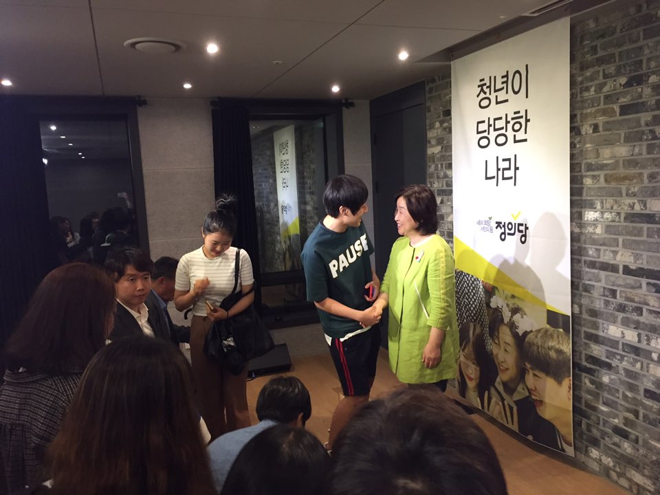 10일 서울 마포구 동교동 한 카페에서 심상정 정의당 대표가' 청년사회상속제' 청년콘서트에서 청년들을 만나고 있다.