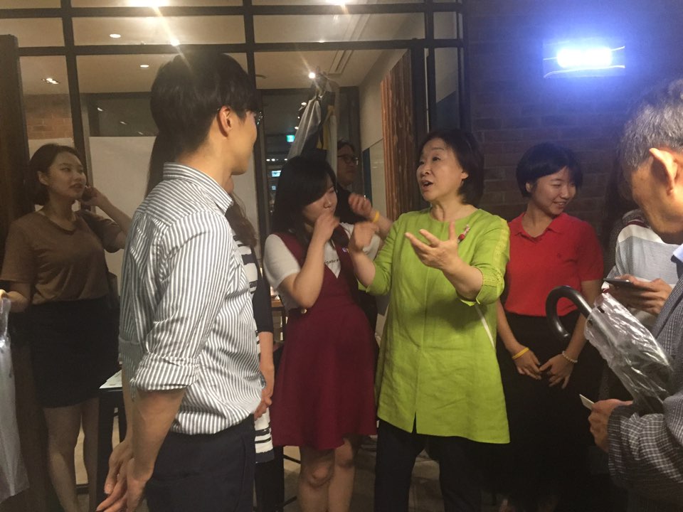 10일 서울 마포구 동교동 한 카페에서 심상정 정의당 대표가' 청년사회상속제' 청년콘서트에서 청년들을 만나고 있다.