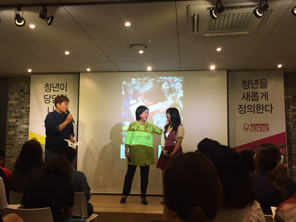 10일 서울 마포구 동교동 한 카페에서 심상정 정의당 대표가' 청년사회상속제' 청년콘서트에서 청년들을 만나 얘기를 나누고 있다