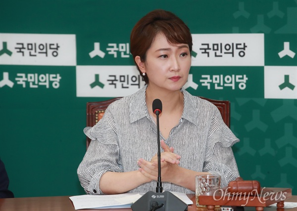 '밥하는 동네 아줌마' 발언 사과한 이언주 이언주 국민의당 의원이 지난 11일 오전 서울 여의도 국회에서 열린 원내대책회의에 참석, 학교급식 노동자에 “밥하는 동네 아줌마” 발언에 대해 “기자에 전하는 과정에서 오간 사적 대화가 몰래 녹음돼 기사화 된 부분에 강한 유감을 표하지만, 경위가 어찌 됐든 부적절한 표현으로 상처 받은 분들이 계시다면 사적 통화라 하더라도 죄송하게 생각한다”고 말했다.