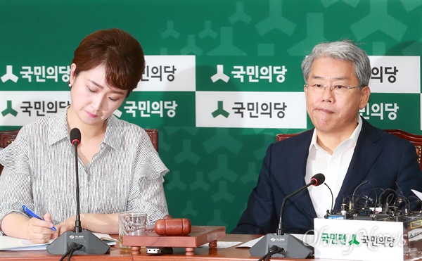 송무영, 조대엽 장관 후보자 임명 철회 요구한 김동철 김동철 국민의당 원내대표가 11일 오전 서울 여의도 국회에서 열린 원내대책회의에 참석해 송무영, 조대엽 장관 후보자의 임명 철회를 요구하고 있다.