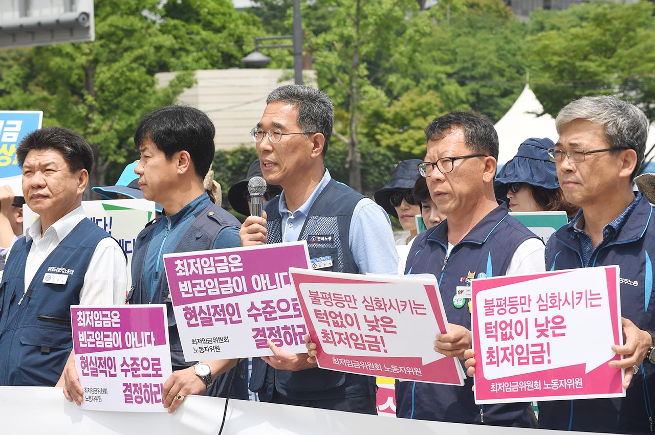 한국노동조합총연맹과 전국민주노동조합총연맹 관계자들이 11일 오전 서울 종로구 광화문광장에서 '최저임금 1만원 실현' 양대노총 대표자 기자회견을 열고 "최저임금 1만원 실현"을 요구하고 있다.