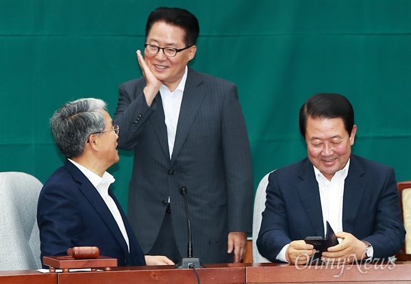 11일 오후 국회에서 열린 국민의당 의원총회에서 박지원 의원이 김동철 원내대표, 박주선 비대위원장과 이야기를 하고 있다.