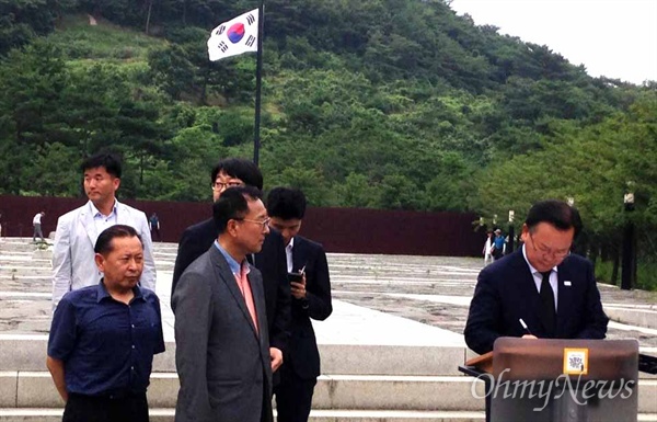 김부겸 행정자치부 장관이 11일 오후 김해 봉하마을을 방문해 고 노무현 전 대통령 묘소에 참배한 뒤 방명록에 서명하고 있다.