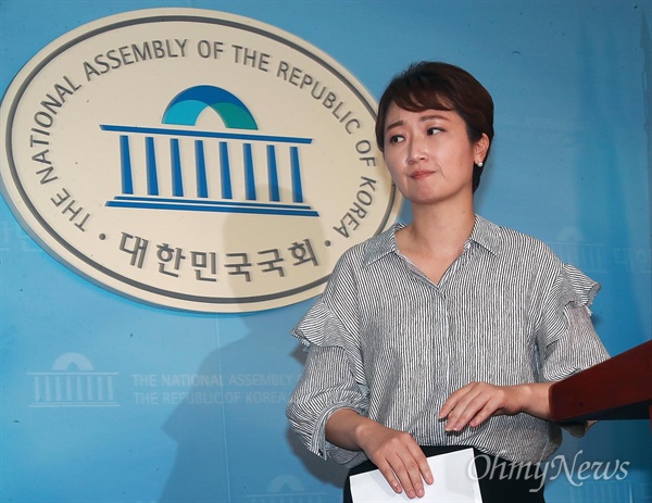 이언주 국민의당 의원이 11일 오후 서울 여의도 국회 정론관에서 기자회견을 열고 학교급식 노동자에 ‘밥하는 동네 아줌마’라고 발언한 것에 대해 사과했다.