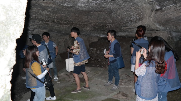 누카다니 동굴 안을 둘러보는 탐방단원들