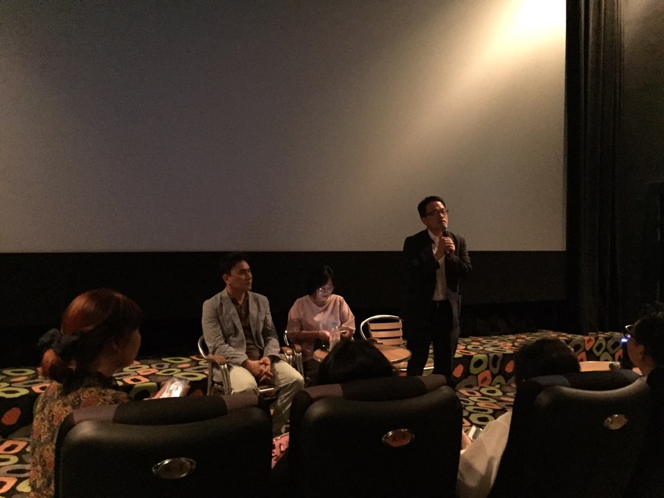 11일 서울 은평구 한 영화관에서 박주민 더불어민주당 의원이 영화 <노무현입니다>상영 후 관객과의 대화에서 발언하고 있다. 사진 왼쪽에는 이창재 감독과 노사모 오영애씨다.