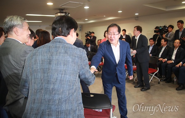 홍준표 자유한국당 대표가 12일 오전 서울 여의도 당사에서 열린 당대표ㆍ최고위원ㆍ초선의원 연석회의에 참석해 의원들과 인사를 나누고 있다.
홍 대표는 “국정원 TF를 통해 국정원에서 과거에 있었던 모든 사건을 재조사하겠다는 것을 보며 어처구니 없다는 것을 느꼈다”며 “국정원이 과거 사건을 전부 거꾸로 미화하고 조작하려는 의도로 밖에 볼 수 없다”고 비난했다.