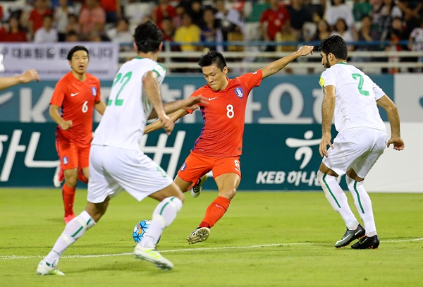 슛하는 이명주  지난 6월 7일 오후(현지시간) 아랍에미리트 라스 알카이마 에미레이츠 클럽 경기장에서 열린 한국과 이라크 축구국가대표팀 평가전에서 한국의 이명주가 슛을 하고 있다.