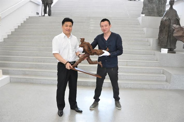 지난 2014년 5월 차하얼학회가 중국 북경은제예술관에 기증한 안중근 의사 동상. 의정부시가 유치하려는 안중근 의사 동상과 디자인이 동일하다.