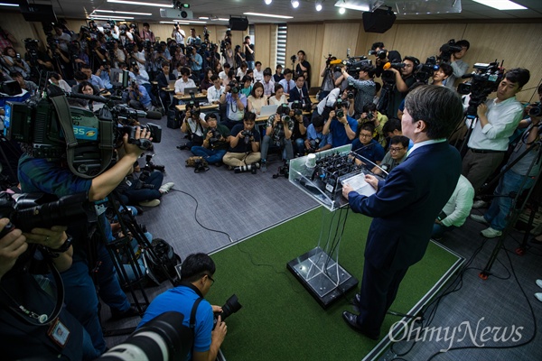 국민의당 안철수 전 대선후보가 12일 오전 서울 여의도 당사에서 문준용 제보조작 사건에 대한 입장표명을 하고 있다. 