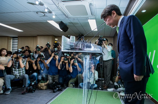 국민의당 안철수 전 대선후보가 12일 오전 서울 여의도 당사에서 문준용 제보조작 사건에 대한 사과하는 모습.