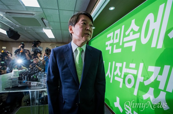 국민의당 안철수 전 대선후보가 지난 12일 오전 서울 여의도 당사에서 문준용 제보조작 사건에 대한 입장표명을 마치고 자리를 떠나고 있다.