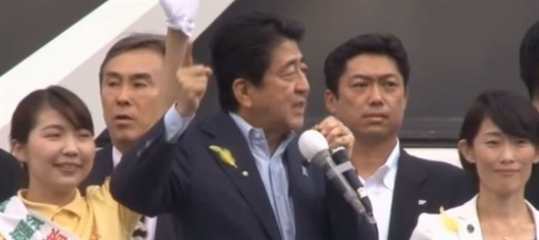 지난 1일 도쿄 도의회 선거 유세장에서 아베 총리가 자신에게 항의를 표시하는 사람들을 손가락질하면서, 흥분된 어조로 "이런 인간들에게 질 수 없다"라고 말했다.
