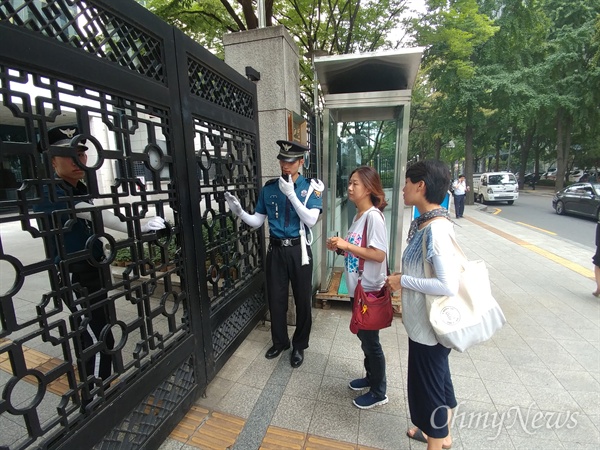 12일 오후 허경주·허영주 공동대표가 외교부 국장 면담을 위해 외교부 청사에 들어가고 있다.