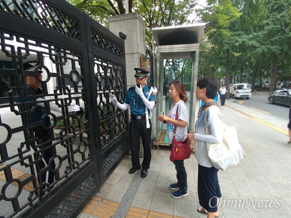  12일 오후 허경주·허영주 공동대표가 외교부 국장 면담을 위해 외교부 청사에 들어가고 있다.