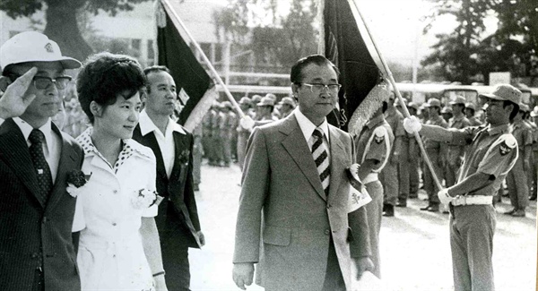 1975년 6월 21일 서울 배재고등학교에서 열린 한국 구국십자군 창군식에 박근혜 당시 영부인 대행과 최태민(왼쪽)씨가 참석해 있다. 