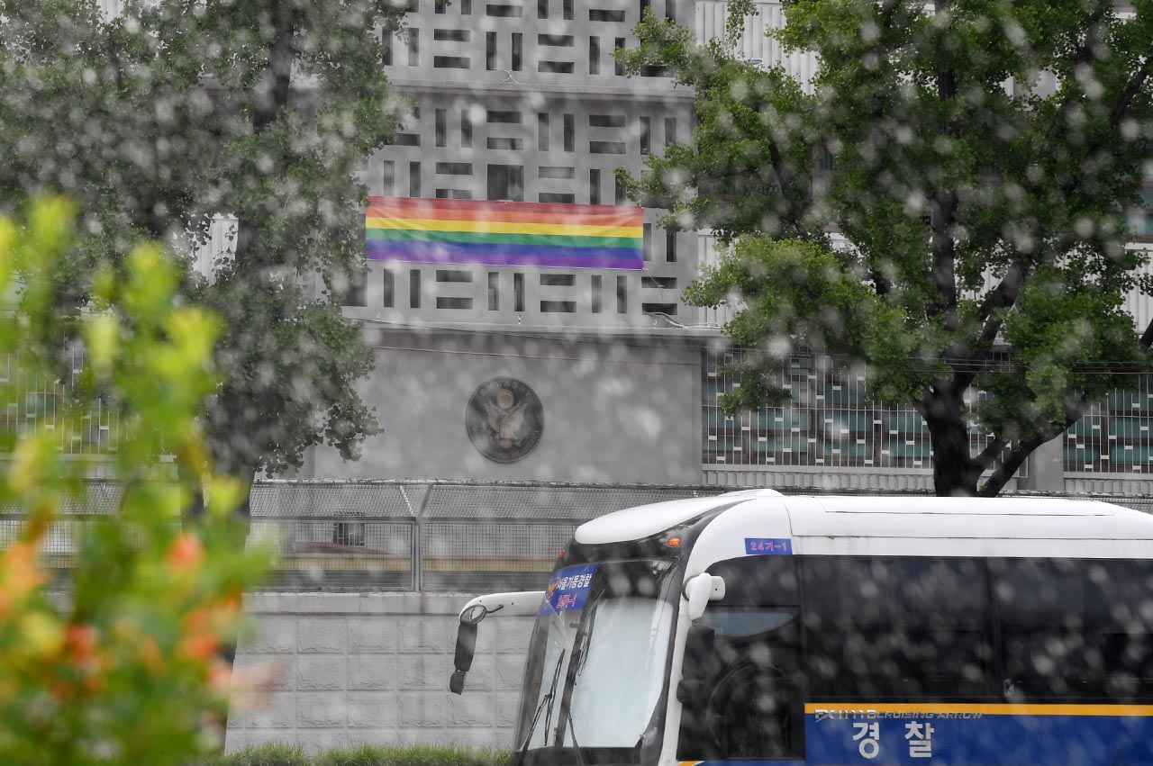  13일 오전 서울 종로구에 위치한 주한미국대사관 건물 정면에 '성소수자'를 상징하는 가로로 긴 모양의 무지개색 깃발이 걸려 있다. 무지개색 깃발이 걸린 이유는 "오는 14일과 15일 서울광장에서 열리는 '퀴어문화축제'에 지지의 연대의 뜻을 보낸다"는 의미로 알려졌다.