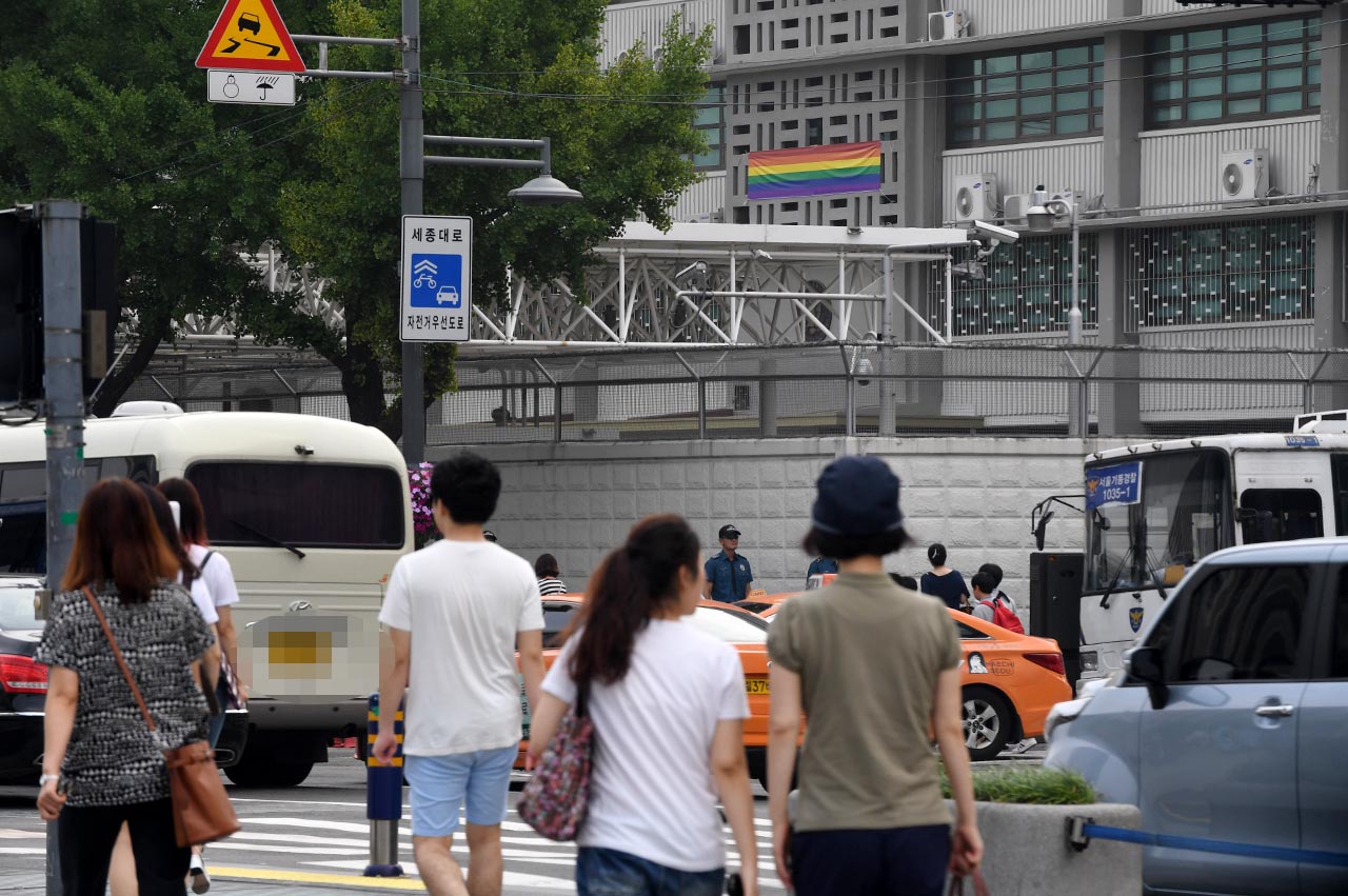  13일 오전 서울 종로구에 위치한 주한미국대사관 건물 정면에 '성소수자'를 상징하는 가로로 긴 모양의 무지개색 깃발이 걸려 있다. 