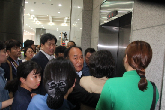 이혜훈 대표가 박전대통령 지지자들의 항의를 피해 당직자들의 보호를 받으며 행사장을 빠져 나가고 있다. 