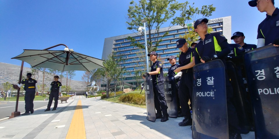 13일 이사회가 열리는 한국수력원자력 본사 앞에는 경찰들이 배치됐다. 