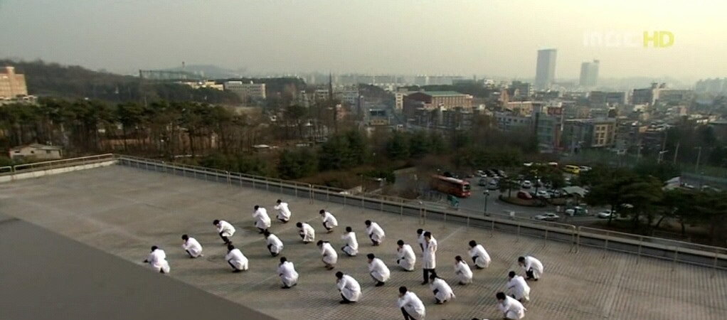 지난 2007년 MBC에서 방영된 드라마 <하얀거탑>의 한 장면. 대학병원 의사들이 다 같이 옥상에 모여서 선배로부터 벌을 받고 있다. 
