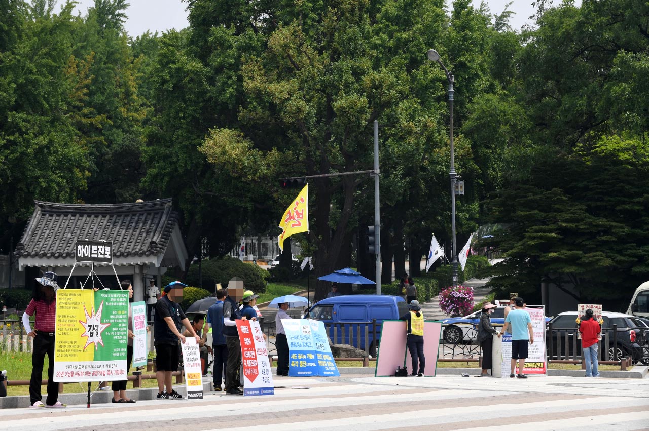 13일 오전 서울 청와대 분수대광장앞에서는 각계각층에서 자신들의 요구를 담은 1인 시위가 펼쳐지고 있다.