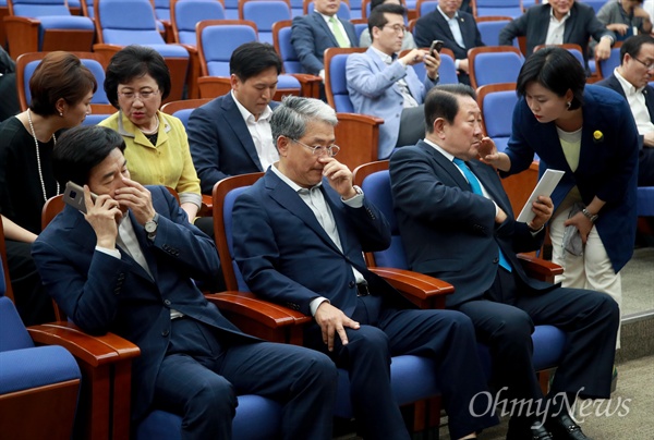 추경 심사 참여 당론에 고심 중인 국민의당 국민의당 박주선 비상대책위원장과 김동철 원내대표, 이용호 정책위의장이 13일 오후 서울 여의도 국회에서 열린 의원총회에서 추미애 더불어민주당 대표의 발언과 추가경정예산안 심사와 관련해 당론을 결정하기 위해 고심하고 있다.