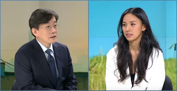  JTBC <뉴스룸>의 문화초대석에 나와서 손석희 앵커와 이야기를 나눴던 이효리.