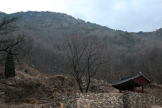  이광이 이끄는 전라도, 충청도 연합군이 광교산(위 사진) 일원 전투에서 참패하여 흩어졌다는 소식을 들은 선조는 평양을 떠나 북쪽으로 피란을 결행했다.