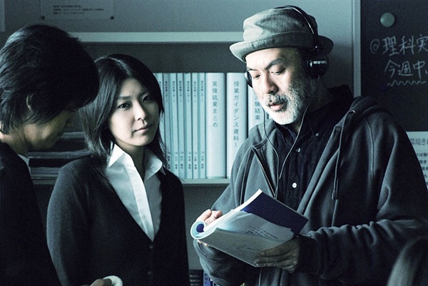  영화 <고백> 촬영 현장에서 마츠 다카코에게 연기 지도를 하는 나카시마 테츠야 감독. 