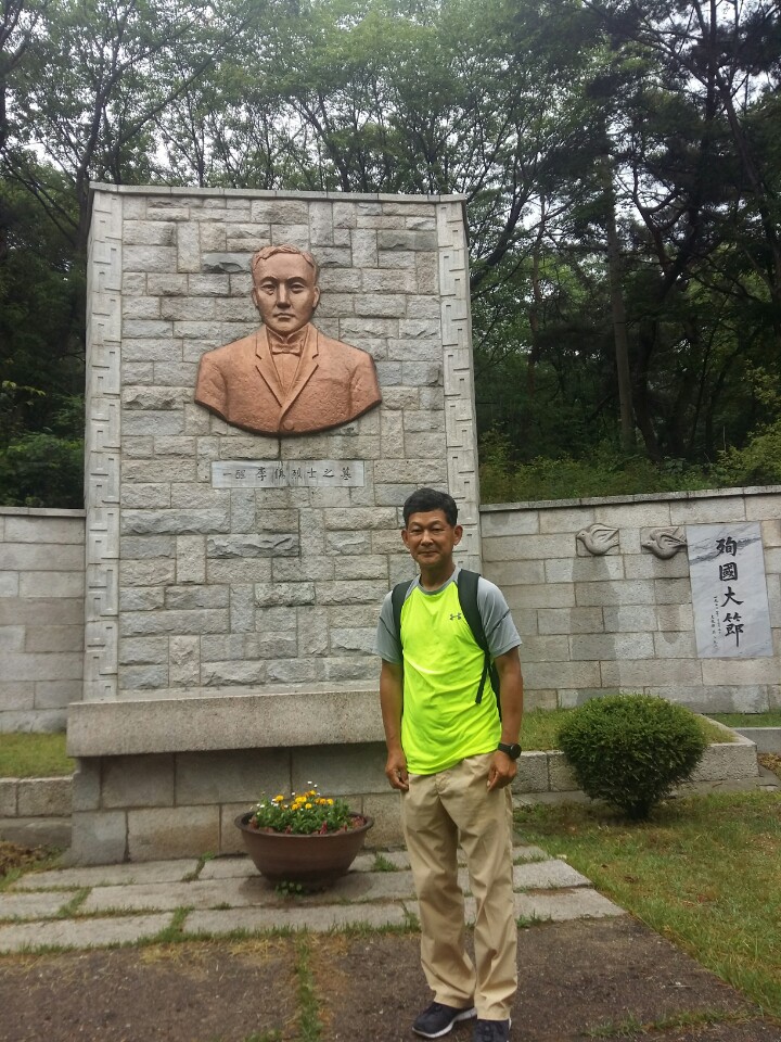 네덜란드 헤이그 이준열사기념관에서 출발해 16개국 16,000km를 달리는 유라시아 횡단 마라톤을 떠나기 전 수유리의 이준 열사 묘역을 7월 초에 참배하다.