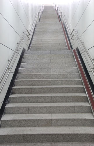 인천도시철도2호선 인천가좌역 1번 출구는 계단이 124개로 아파트 7층 높이와 비슷하다. 일반인도 탑승이 가능한 승강기가 한 대 설치돼있지만, 에스컬레이터가 없어 이용객이 몰리는 출근시간대 불편을 호소하고 있다.