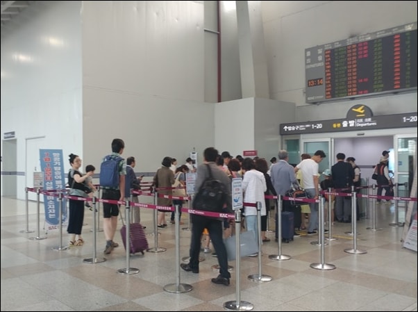 김포공항 탑승장 입구에서 신원확인을 위해 신분증 검사를 하는 모습.