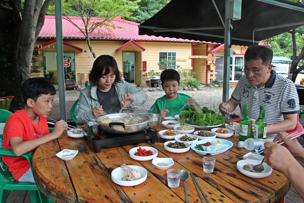  우리야영장펜션 식당의 한방백숙은 어른 아이 모두를 만족시켰다. 