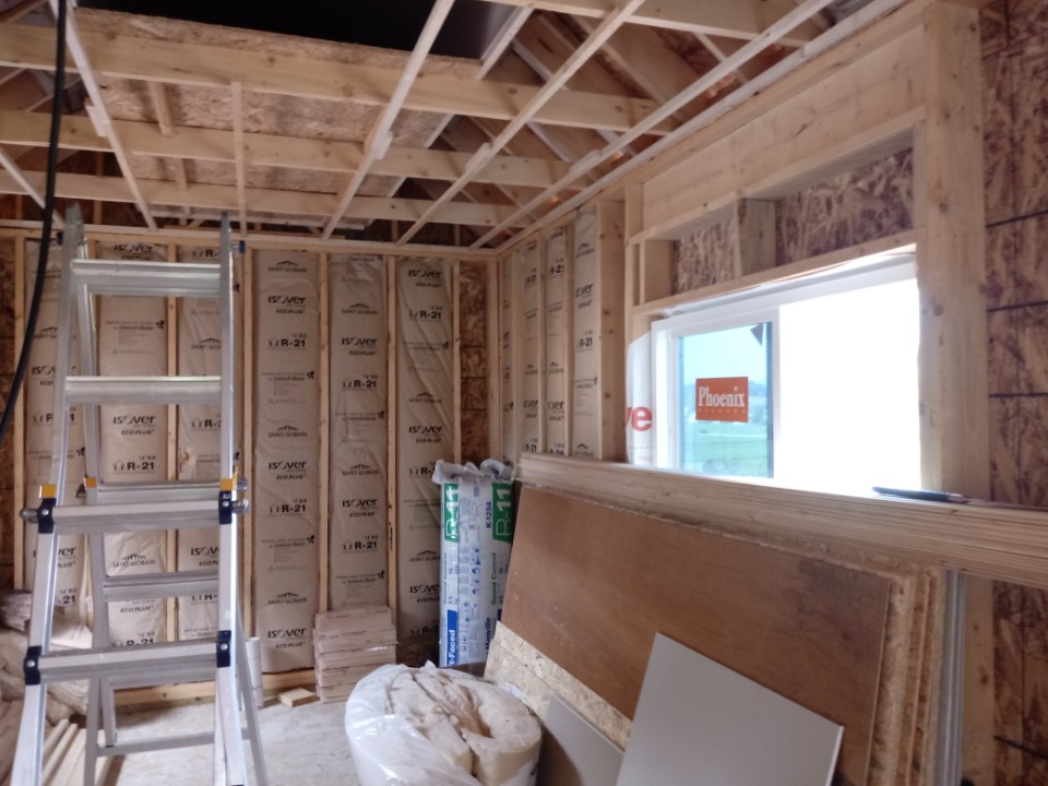 목조로 짓고 있는 새 집의 내부. 벽 두께가 얇아서 시멘트로 지을 때보다 가용면적이 더 나오는 편이다.