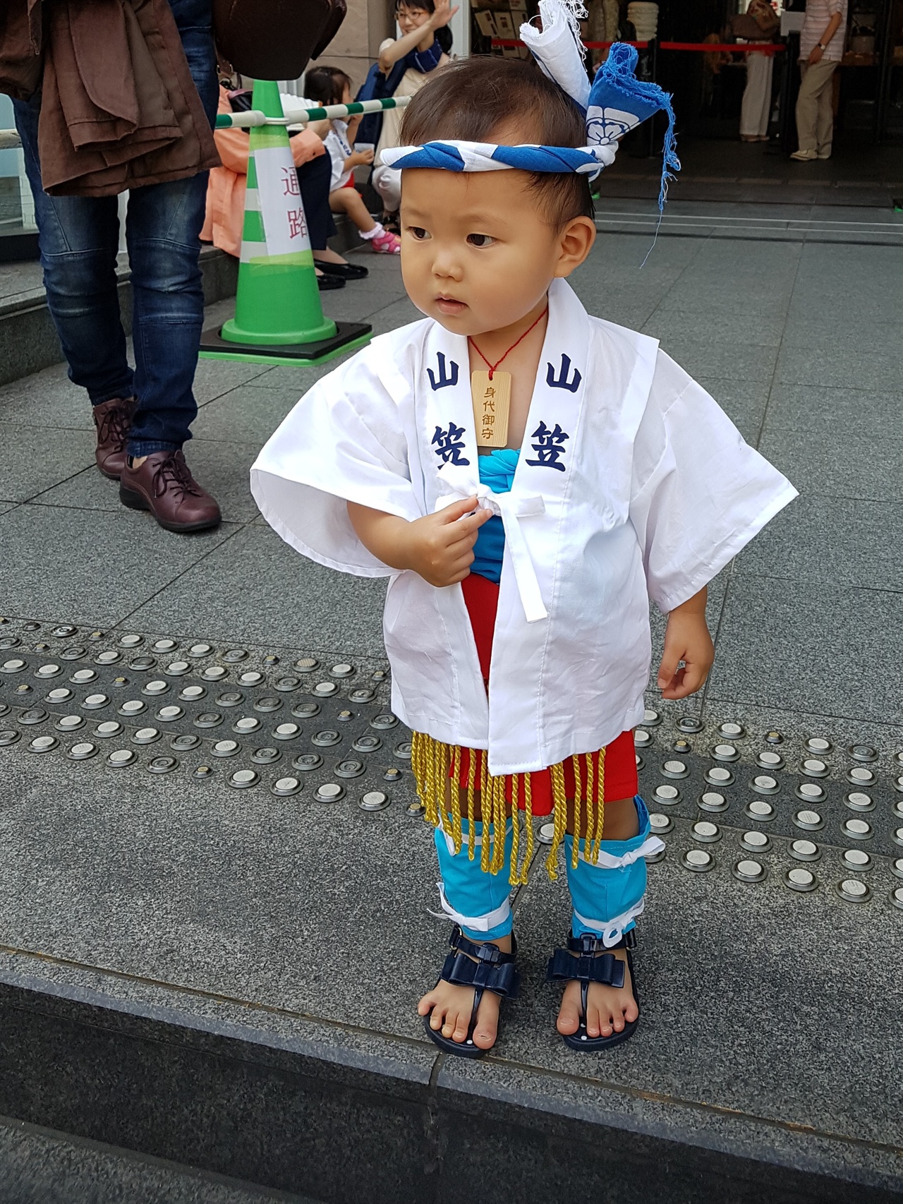 마을어른들을 따라나온 아기