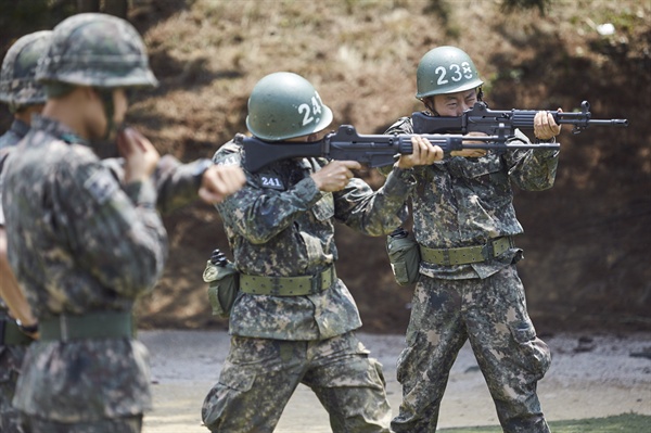 무도 사나이들, 사격-화생방 도전! MBC <무한도전> '진짜 사나이'편 훈련소 둘째 날, 사격훈련과 화생방훈련 등이 이어졌다.