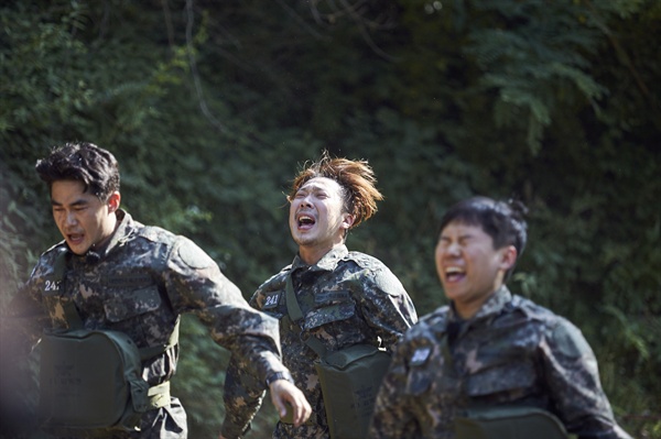 무도 사나이들, 사격-화생방 도전! MBC <무한도전> '진짜 사나이'편 훈련소 둘째 날, 사격훈련과 화생방훈련 등이 이어졌다.