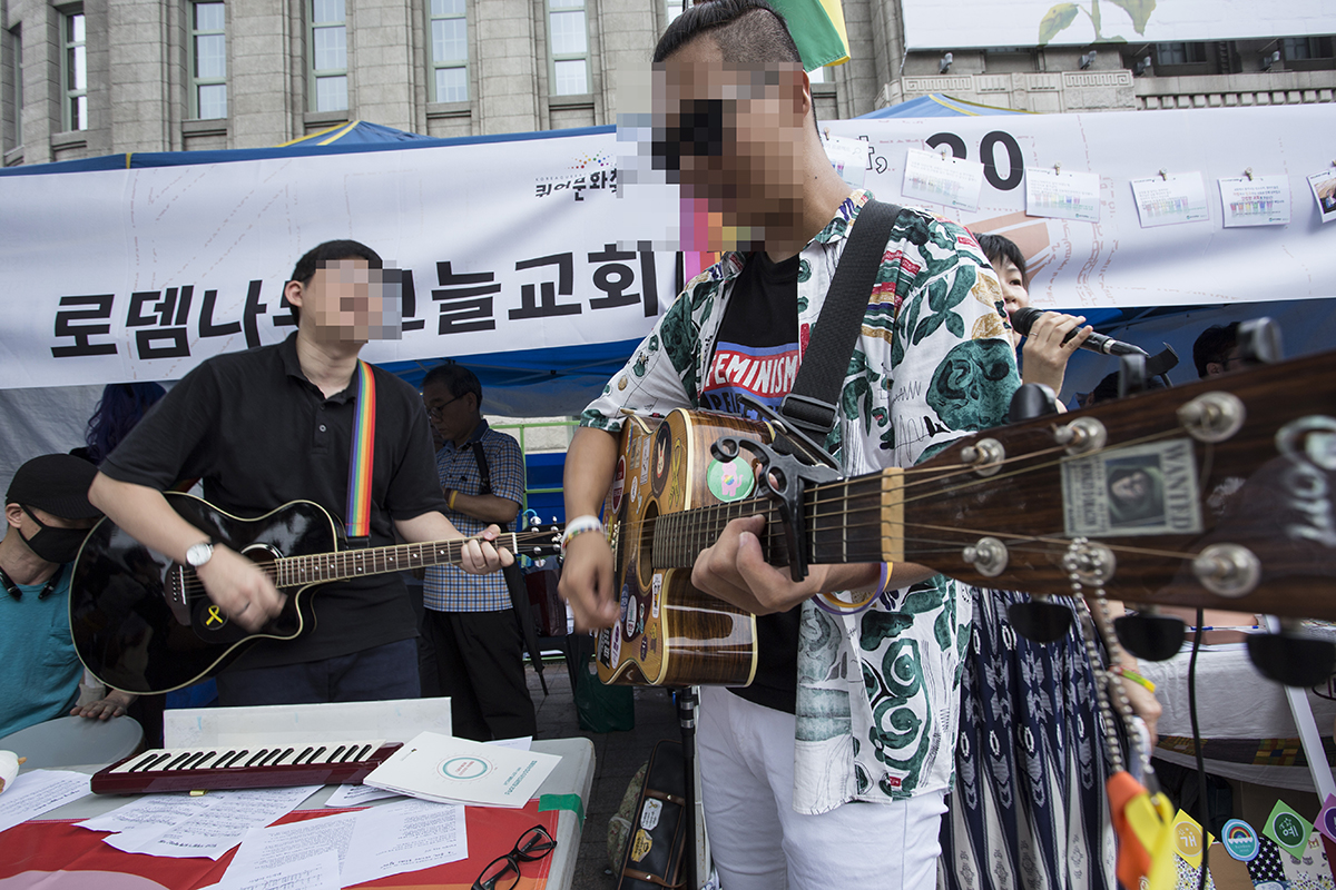 성소수자 그리스도인들의 모임인 무지개예수는 15일 오전 서울시청 광장에서  ‘오 주여, 여기에 우리와 함께’라는 주제로 여는기도회를 진행했다. 