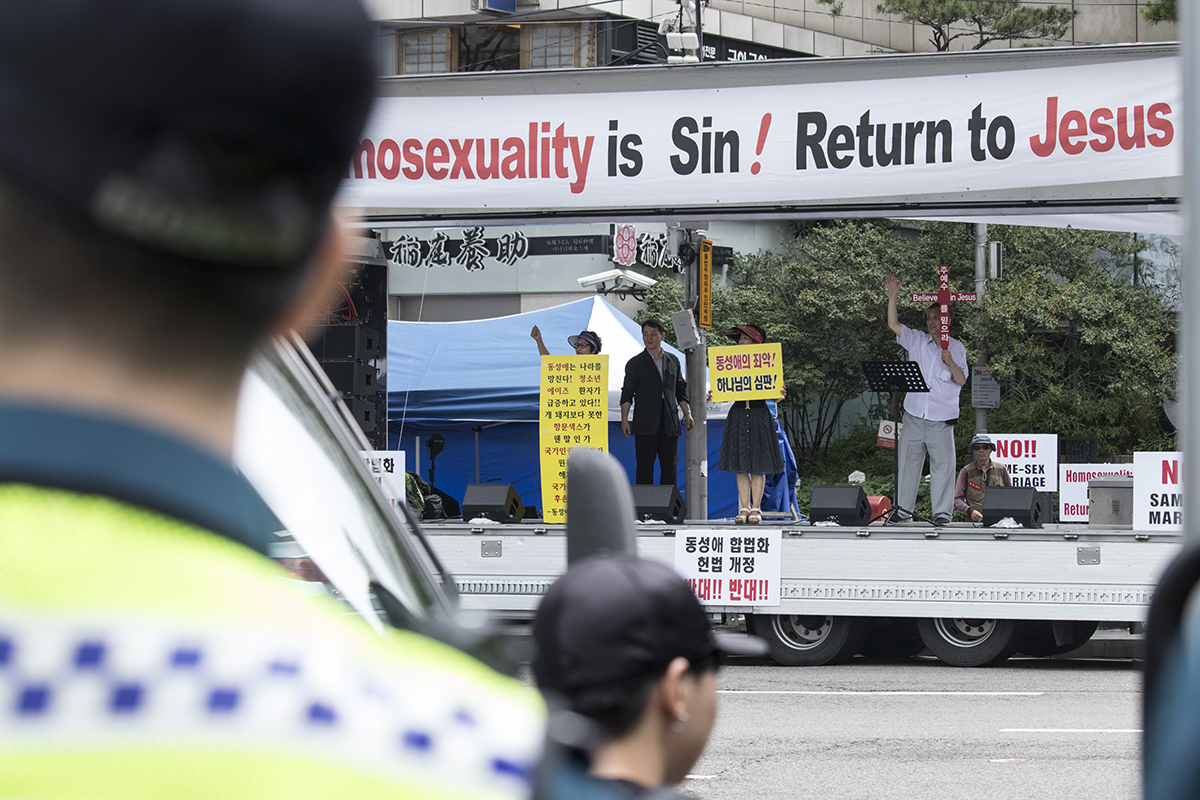 동성애에 반대하는 보수 기독교단체가 시청광장 건너편에서 동성애 반대집회를 열었다.