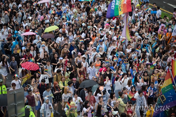 7월 15일 오전 서울 시청 앞 서울광장에서 열린 제 18회 퀴어문화축제에서 무대행사가 끝난 직후 퍼레이드가 진행 되고 있다. 