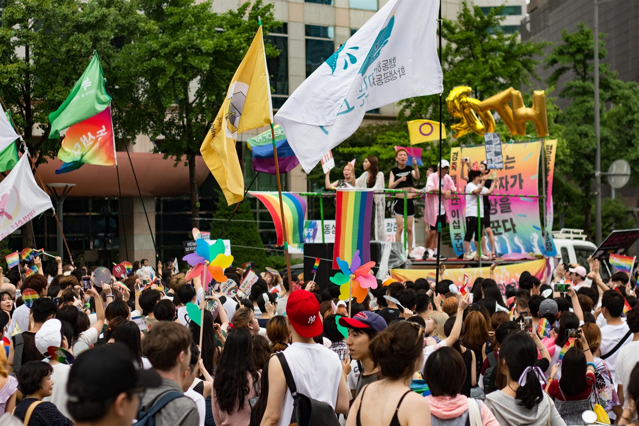 18회 퀴어문화축제 서울 광장에서 진행된 가운데 동성애를 지지하는 참가자들이 퍼레이드를 하고 있다.