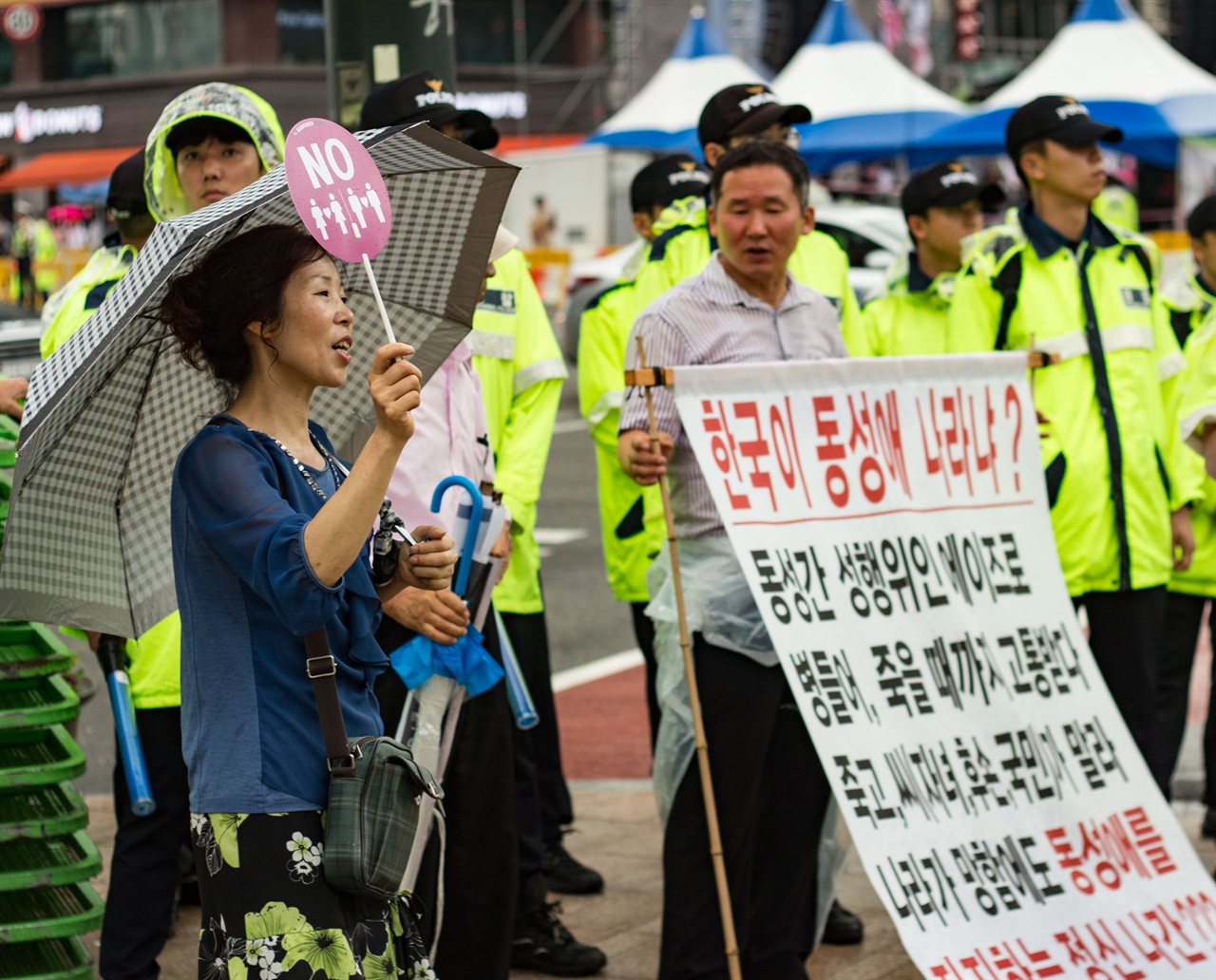 18회 퀴어문화축제가 서울 광장에서 진행된 동시에 동성애 반대 시위도 곳곳에서 열렸다.