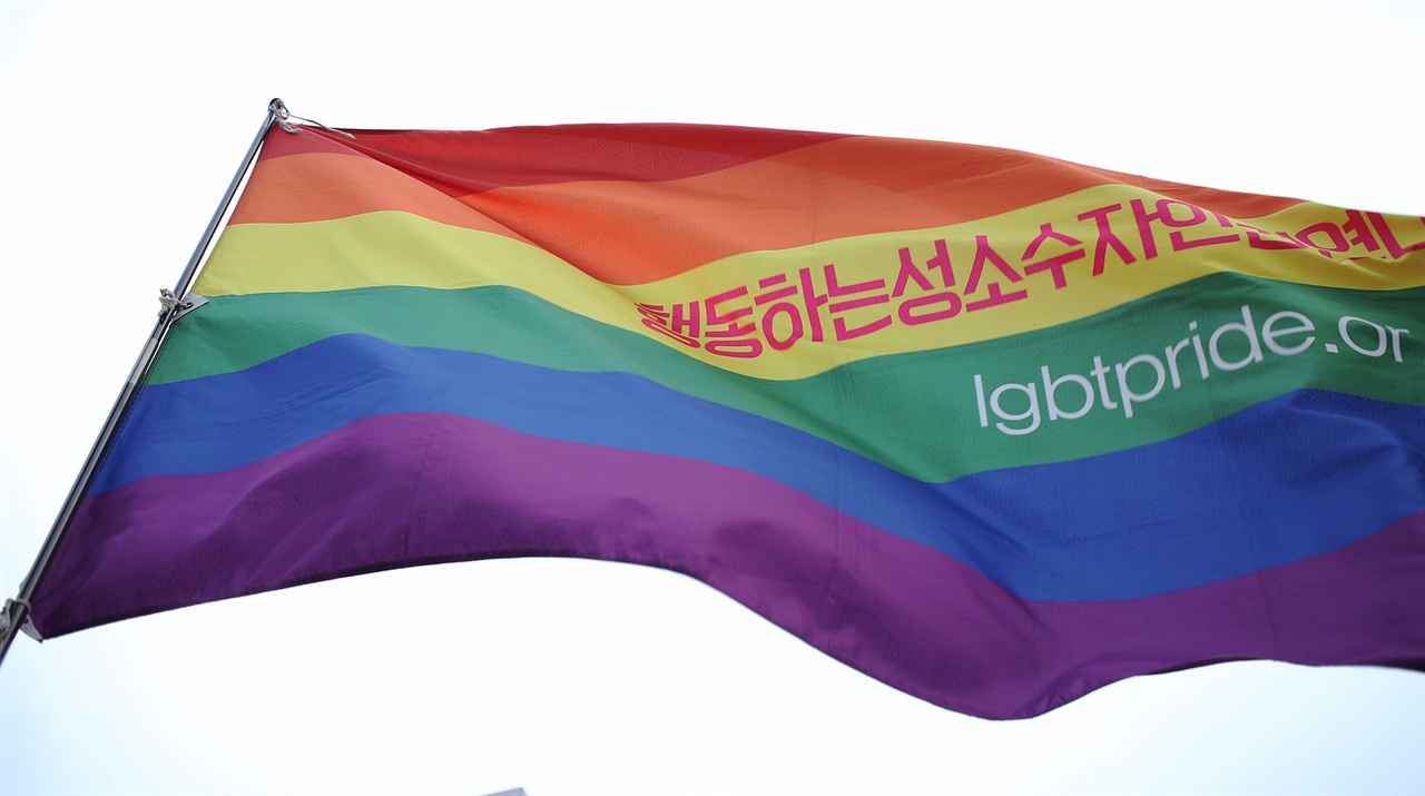 3월 31일, 트랜스젠더 가시화를 날을 맞아 열린 보신각 성소수자 문화제에서 나부끼고 있는 여섯빛깔 무지개 깃발.